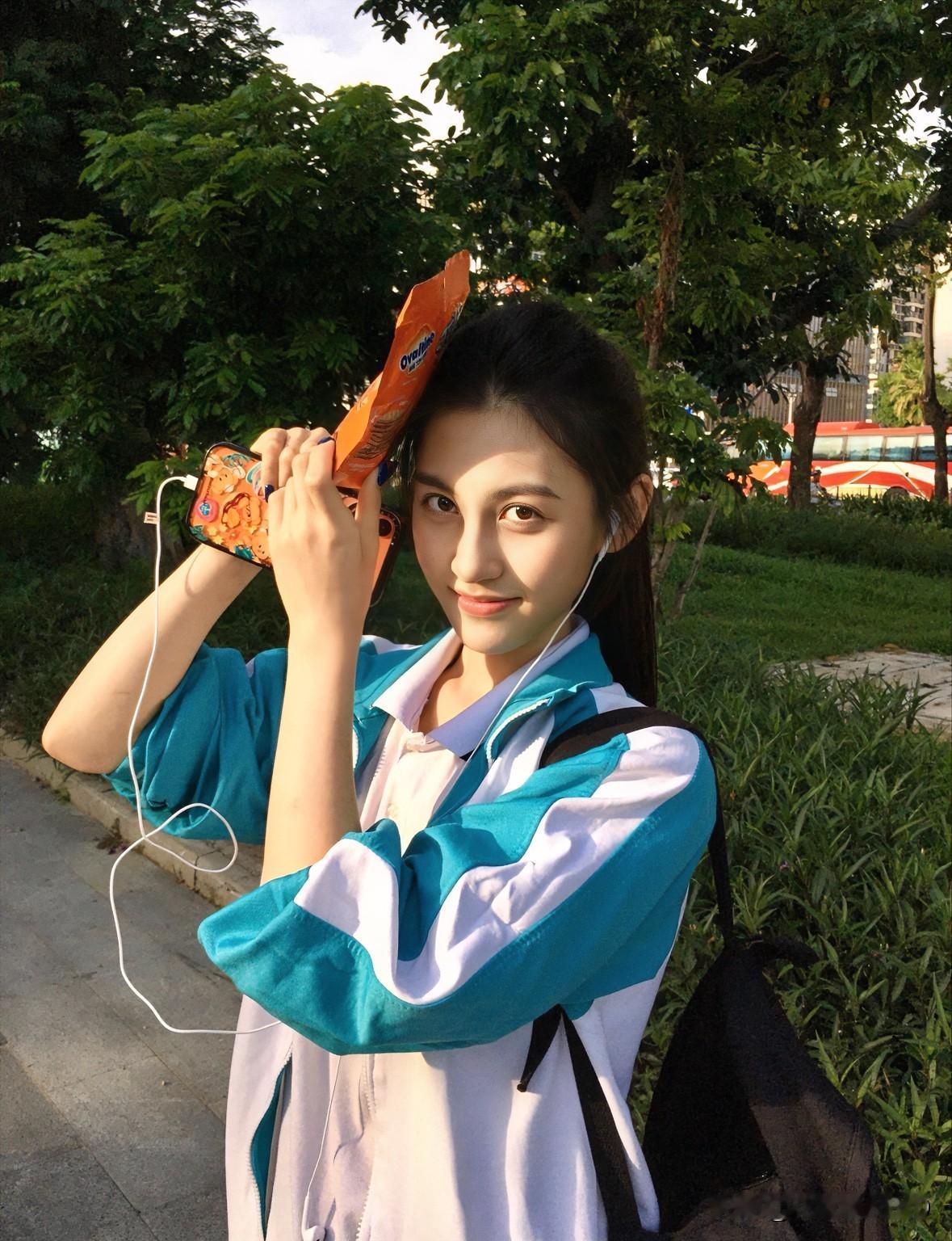 落日漫过树梢，蓝白校服裹着少年盛夏，耳机里藏着一整个青春的温柔。