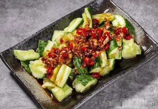 大厨不外传的6个烹饪小技巧:

1.蒸鱼:
水烧至沸腾再上锅，高温瞬间锁鲜，鱼肉