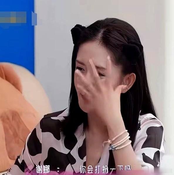 谢娜当场惊了，节目组请了袁咏仪三五年请不动，李心洁一个电话，她人就到了。 袁咏仪