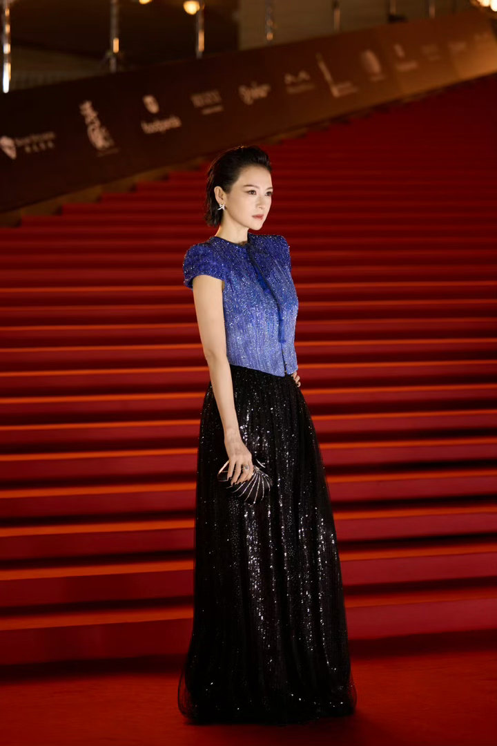 章子怡金像奖状态回春 金像奖红毯上的章子怡太亮眼！利落短发配露背长裙，飒爽优雅，