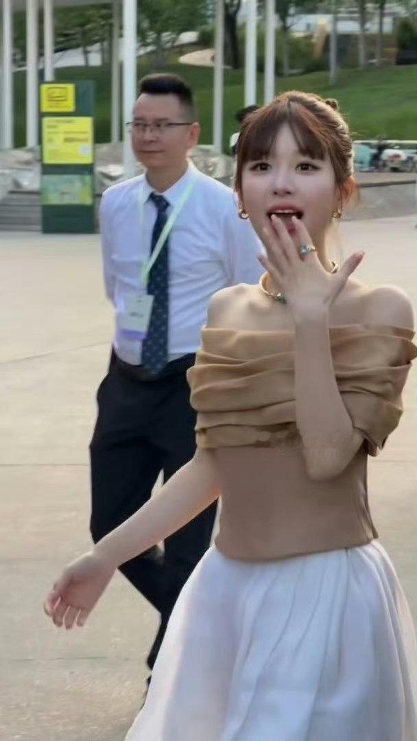 赵露思今日份直播截图，这状态怎么样？