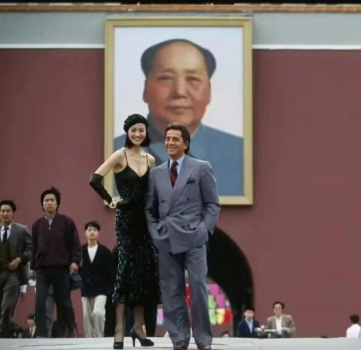 老照片，记录历史瞬间改开之初，国门打开，许多外国的服装设计大师、电影明星都到中国