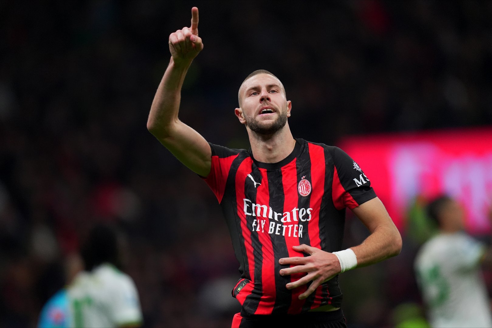 #切尔西有意帕夫洛维奇# 意大利记者隆戈报道，切尔西有意AC米兰后卫帕夫洛维奇。