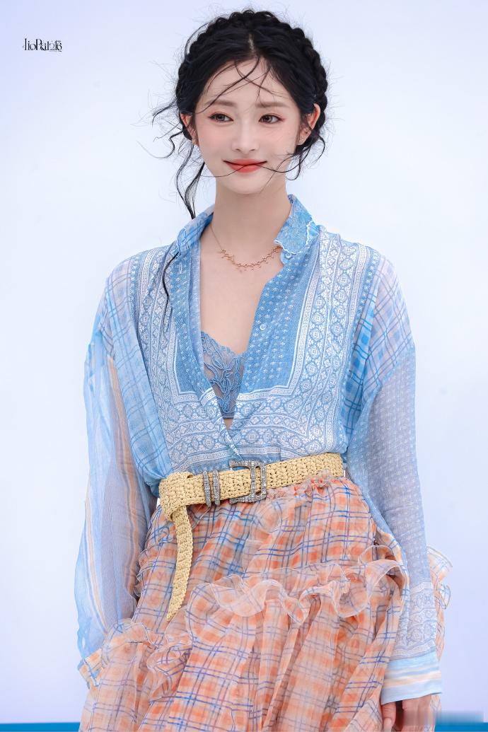 周洁琼费加罗红毯生图周洁琼费加罗红毯生图也太美了，发丝完全神来之笔，好清新的造型