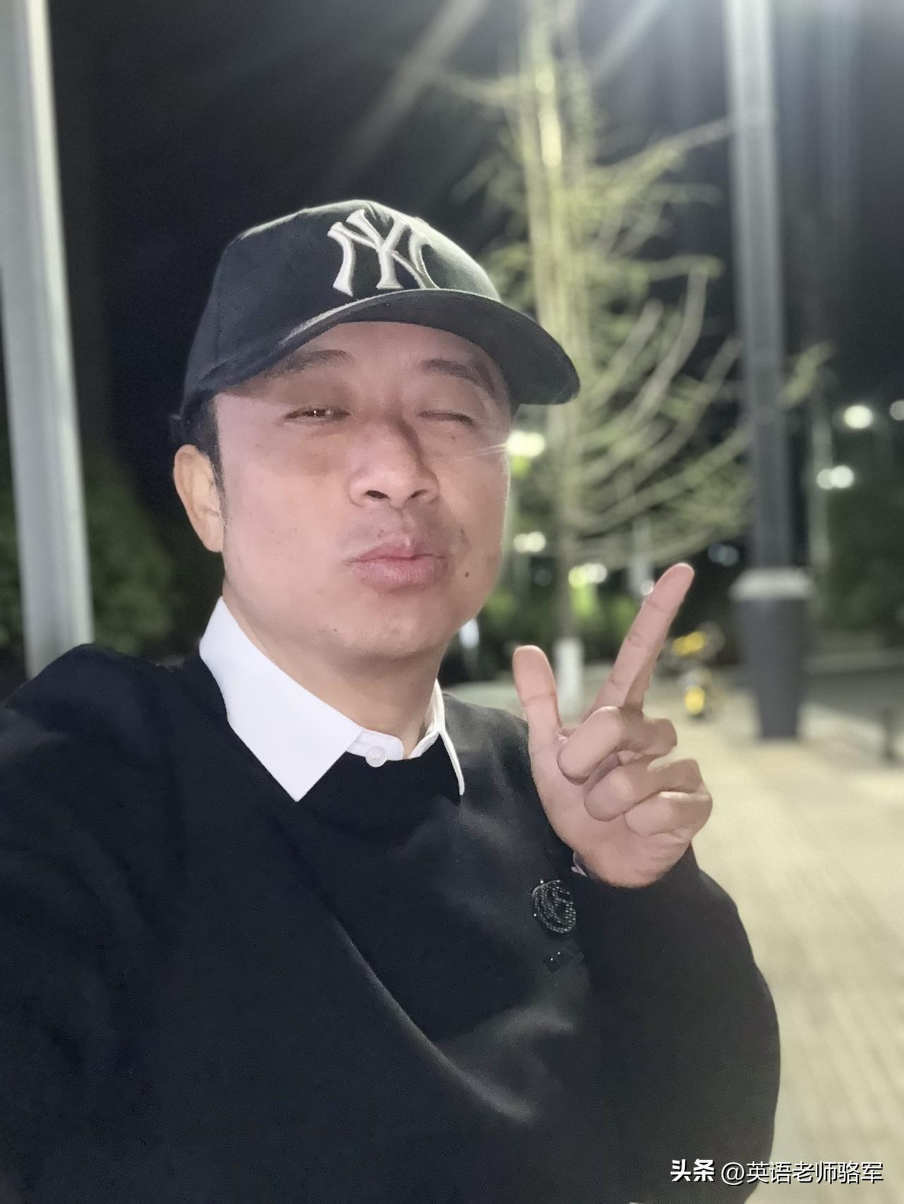 偶尔自娱自乐一下，能让生活多些乐趣。就像有人自创相声自娱自乐，逗哏说打官司得讲证