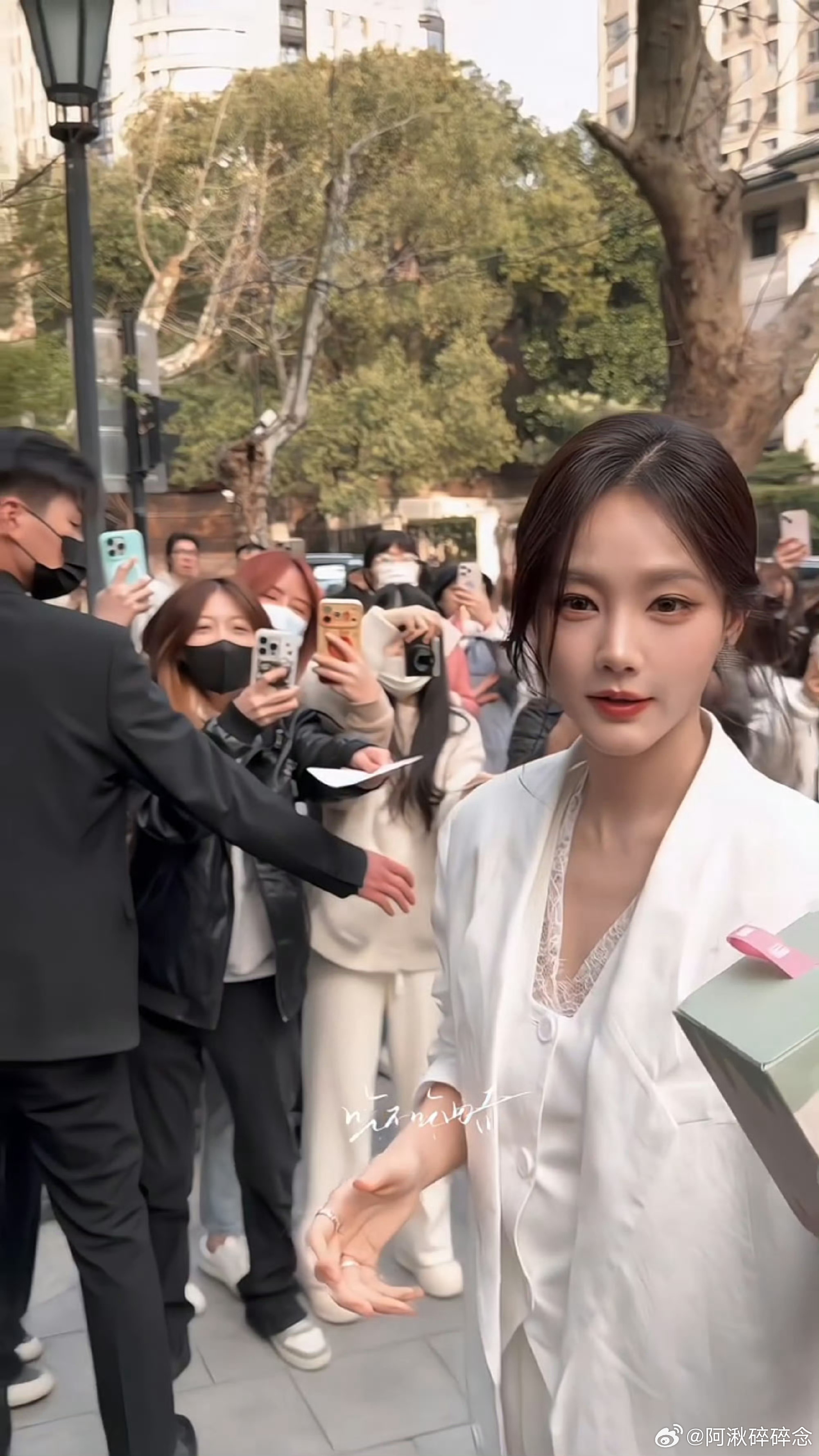 谁把李一桐挤成这样了李一桐被挤成这样了谁把李一桐挤成这样了李一桐被挤成这样了 李