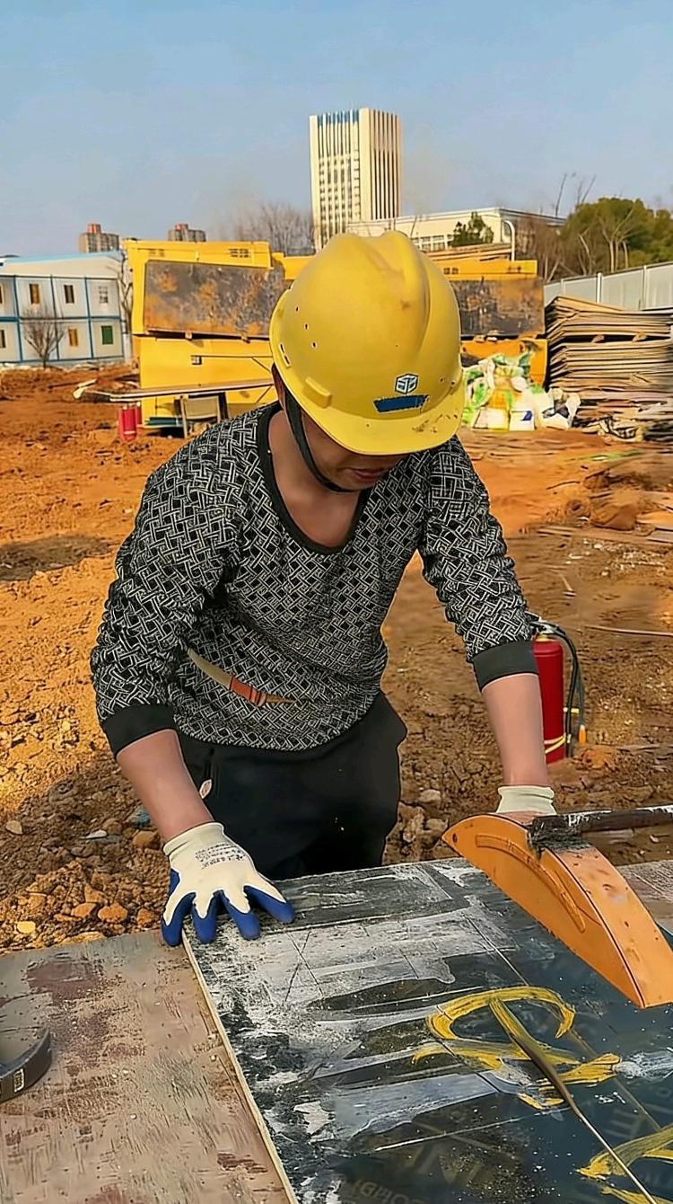 安全员要对这个开料的模板师傅罚款200元，这个木工还犟，说我哪里违规了？我没戴安