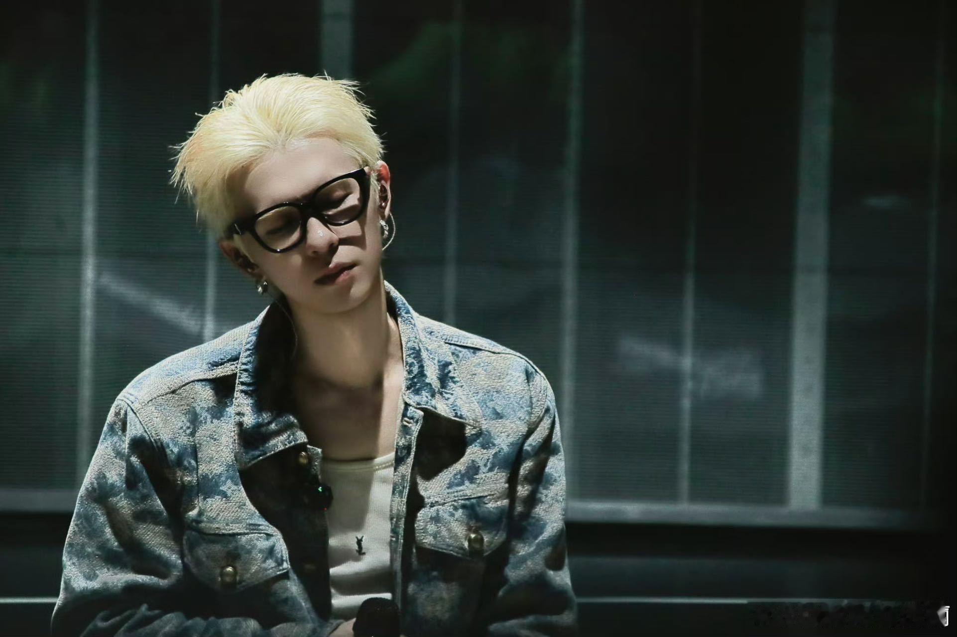 何浩楠HE限定生日演唱会 倒计时的时光，宝宝要天天开心没烦恼缠身！这次生日会虽不