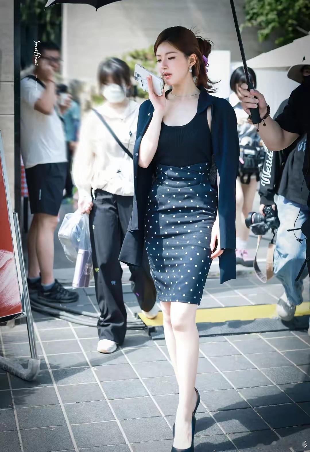 赵露思新剧造型又被吐槽了！        6月17日，赵露思新剧《许我耀眼》路透
