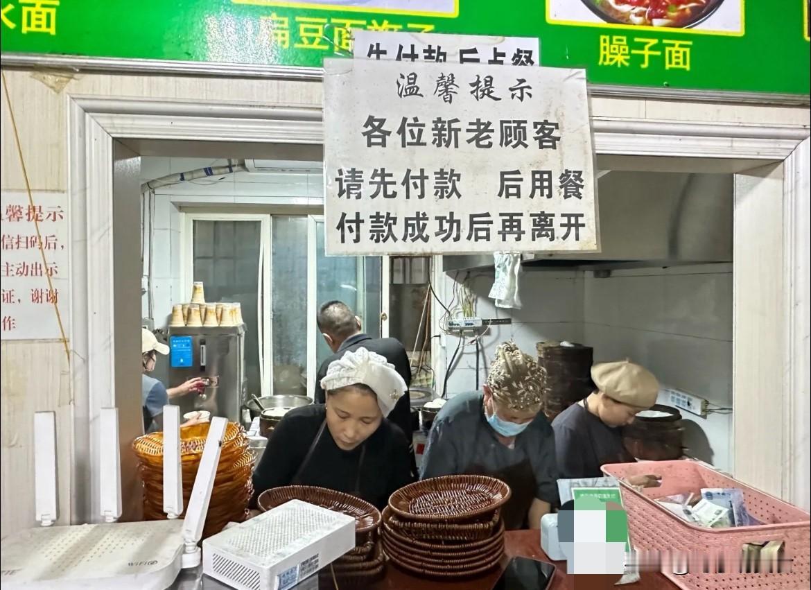 赶上乌鲁木齐下小学，一早上天都没亮，就来吃包子了。果然开在居民区，生意还这么好的