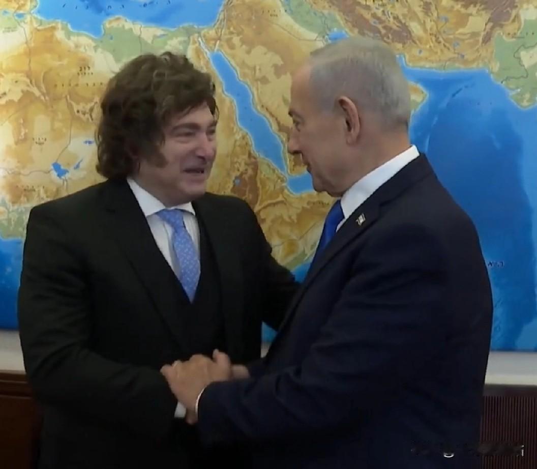 米莱与内塔尼亚胡亲切握手，

米莱显得一脸兴奋，

激动的不得了。

这是见到＂