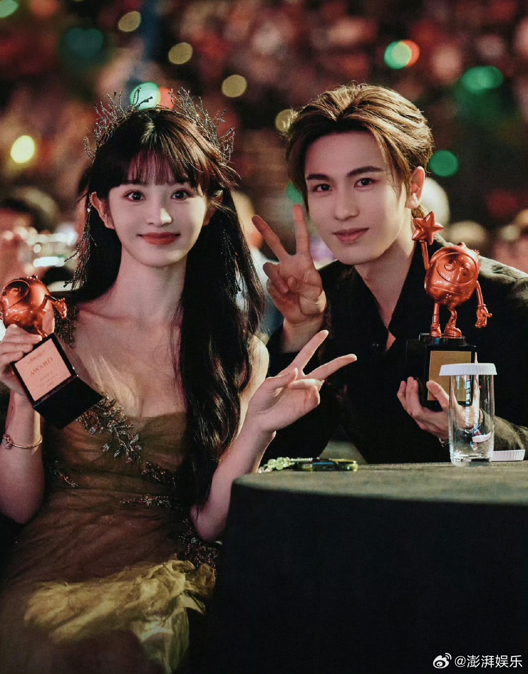 田曦薇背后抱量张凌赫腰围田曦薇背后抱张凌赫复刻《逐玉》名场面，小手精准丈量男友腰