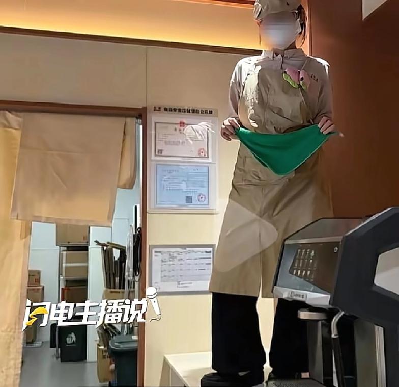 现在的奶茶店员工真的什么都敢做
广东肇庆一家奶茶店员工发了一个视频，自己站在工作