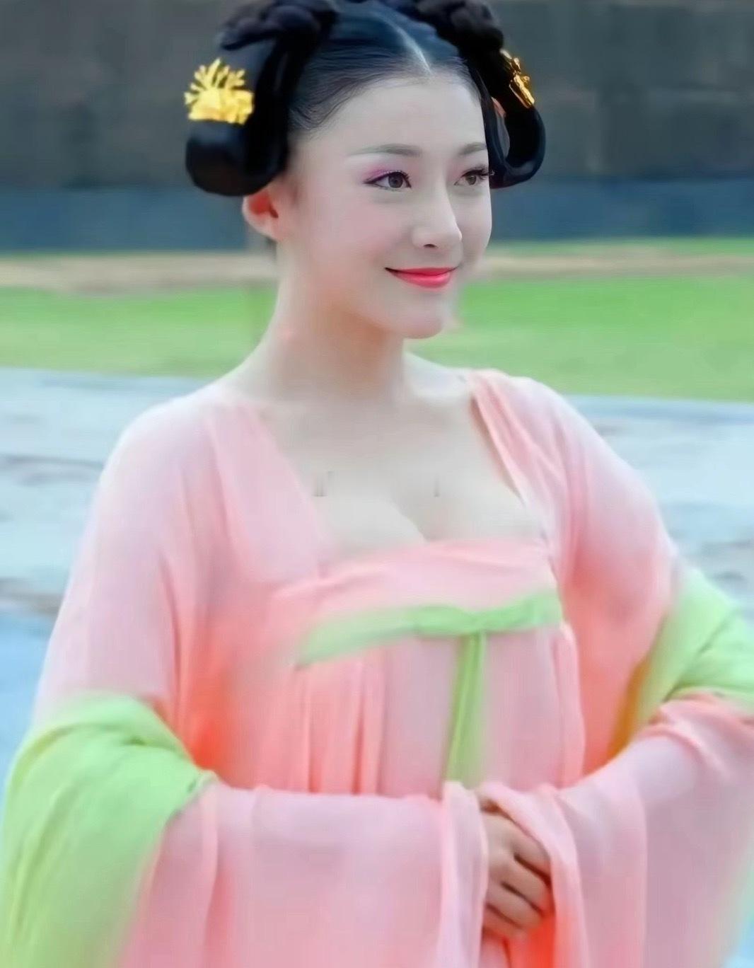 抹胸居然是后期为了播出剪辑的，唐朝真的这么开放吗？ 