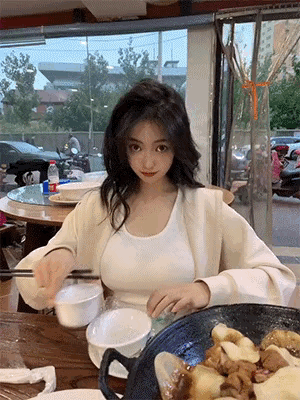 图一：小姐姐很饿了，但是又怕别人看出来，所以才会用这样的眼神吧？
图二：你就说这