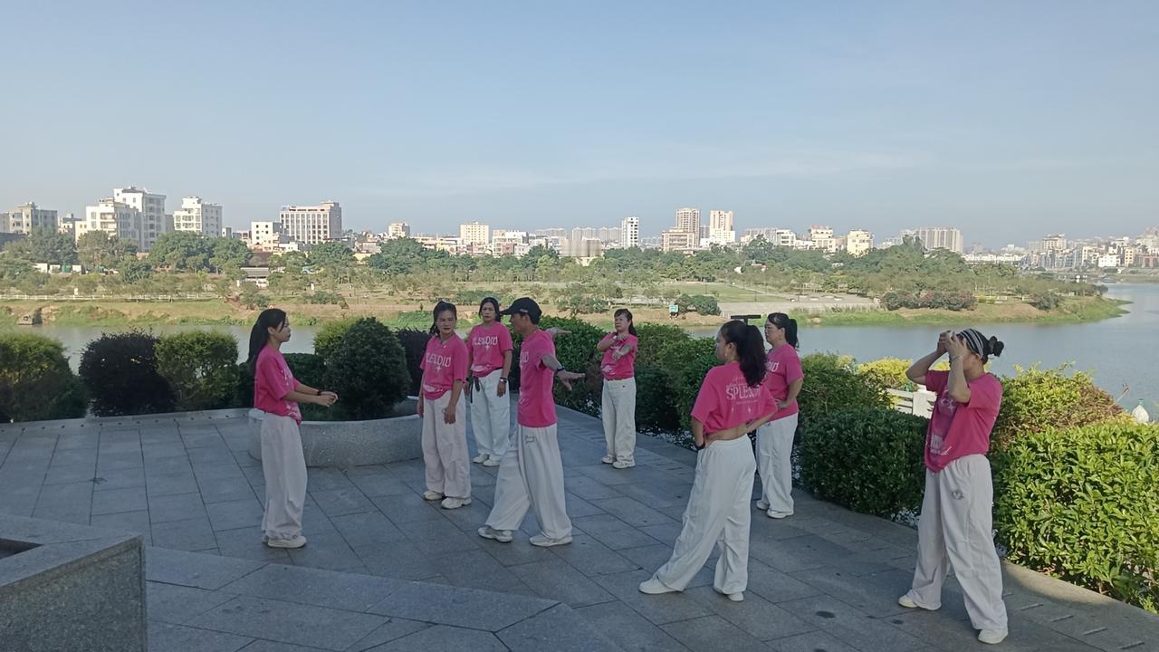 渔歌子·罗江春晓
        周兴华
九曲罗江沐晓风，
逢春佳景醉仙翁。
跨