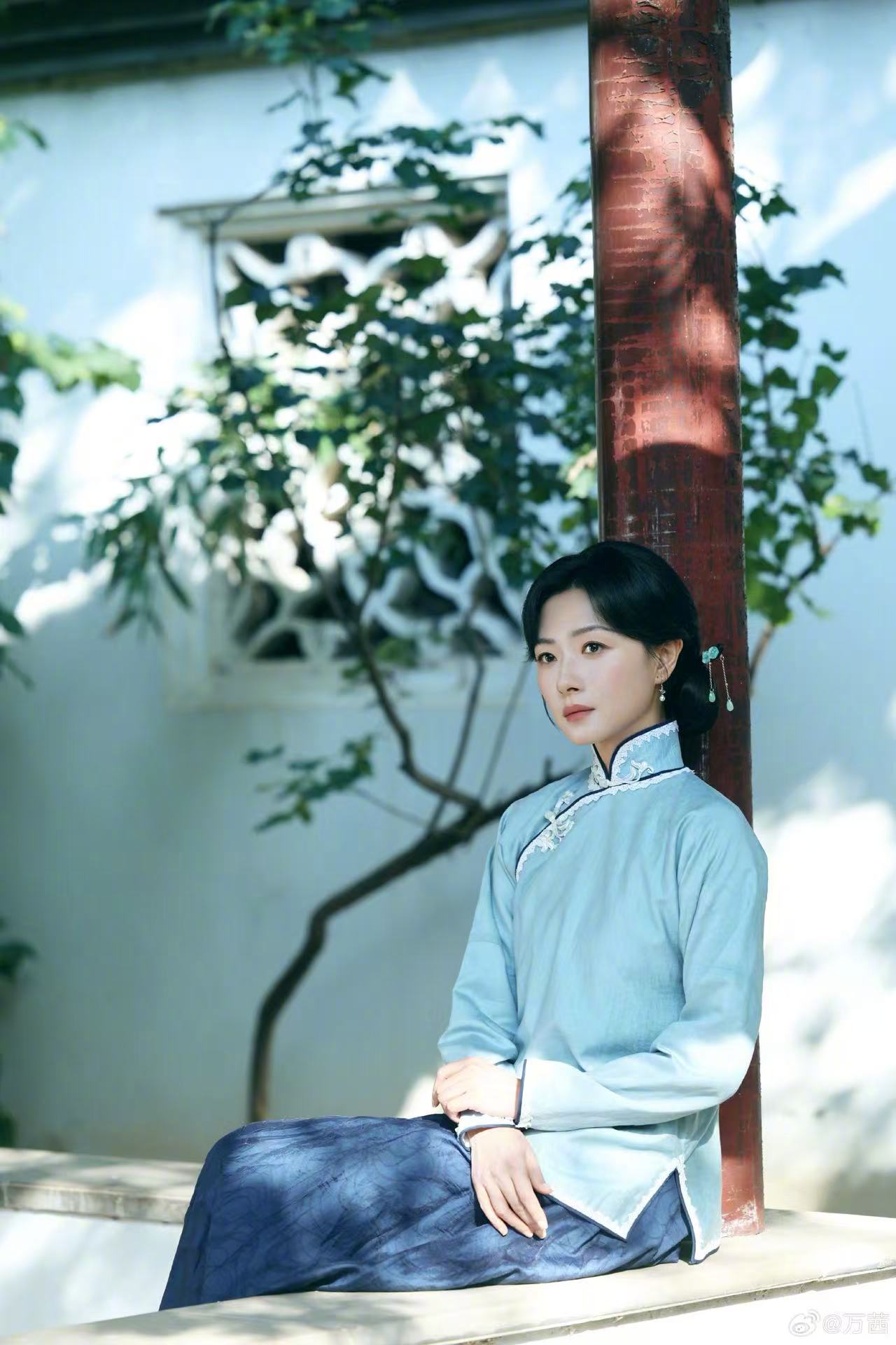 万茜民国风完全白月光万茜民国大家闺秀仪态从神态到身姿都恰到好处，万茜民国扮相温婉