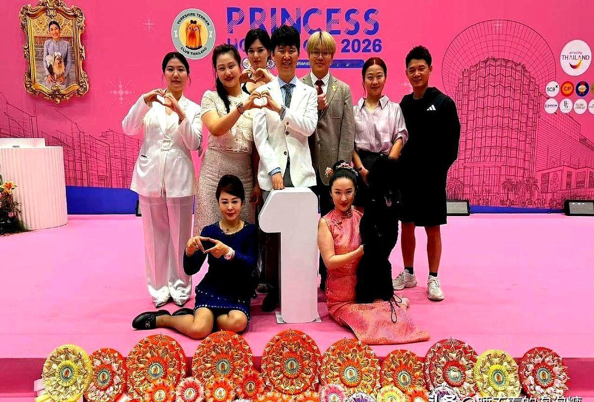 霍思燕把爱好玩出圈了！她家狗狗在泰国公主杯国际犬展拿了幼犬组全场总冠军！

杜江