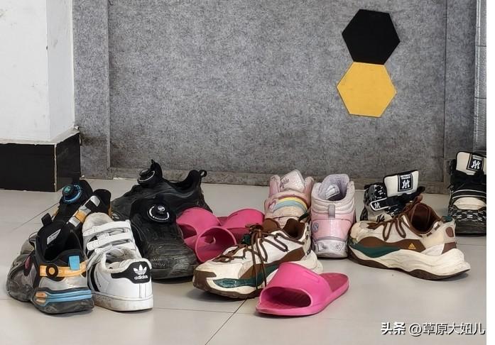 周一早上
收货臭鞋一堆
就这还没管孩子他爹的
娘来
真是要了老命了
前几天还想着