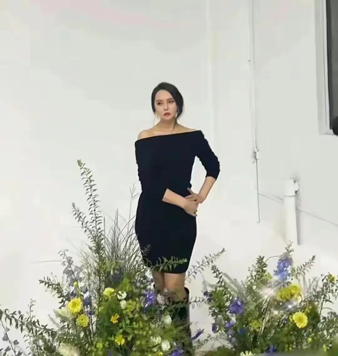 55岁伊能静摄影棚生图，穿一字肩小黑裙踩及膝长靴，优雅大方比小姑娘还迷人！
越是