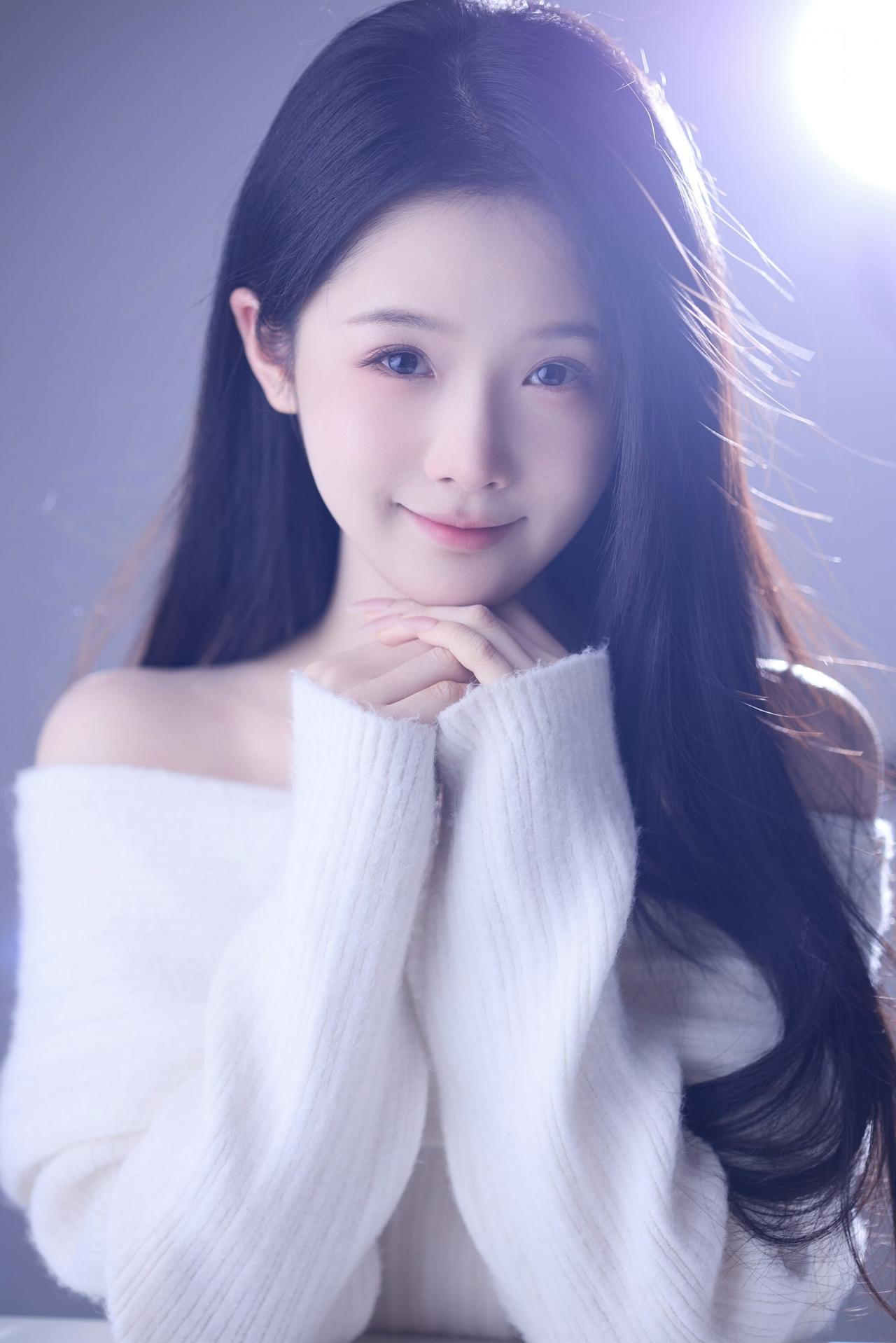 至春禾黑长直yyds！软糯白毛衣，这套写真温柔到骨子里