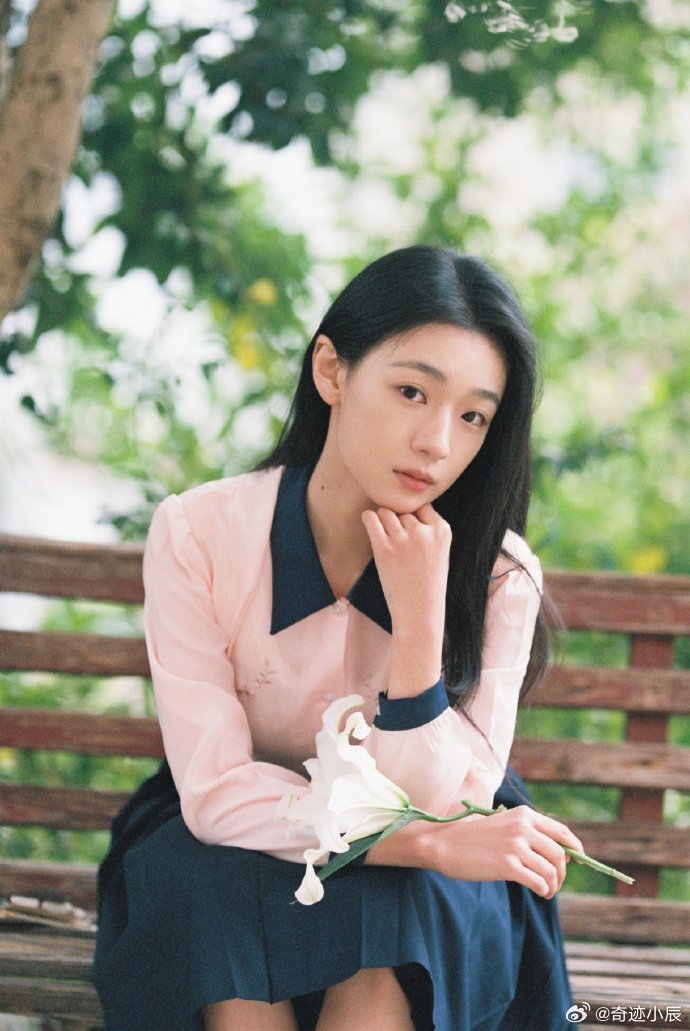 内娱又来了一朵小白花八千里路云和月开播 内娱新宠王和，小白花气质清冷又温柔！《八