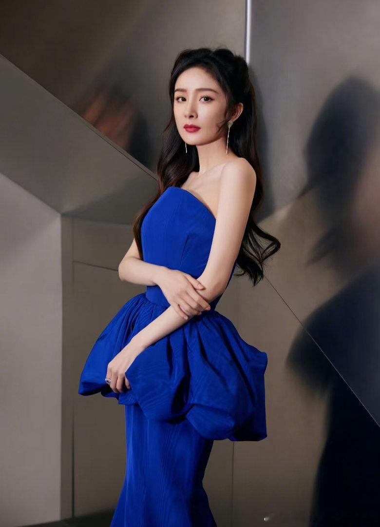 杨幂[超话]  🦊杨幂三只小山羊品牌全球代言人他就像是一块巨大的阳极磁铁，牢牢