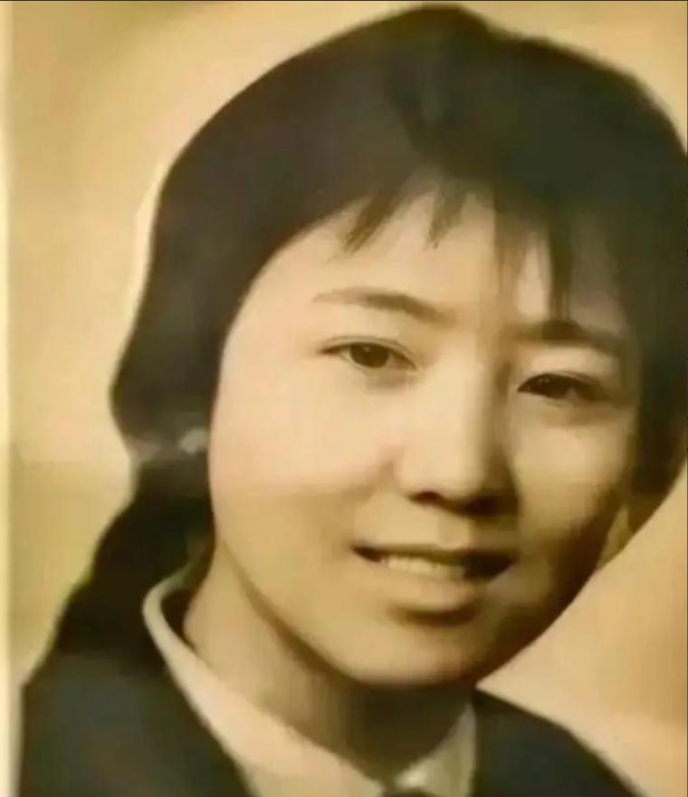 1972年，泥瓦匠张复生迎娶了女知青乔献华。新婚夜，他发现妻子的腰很粗，面对他的