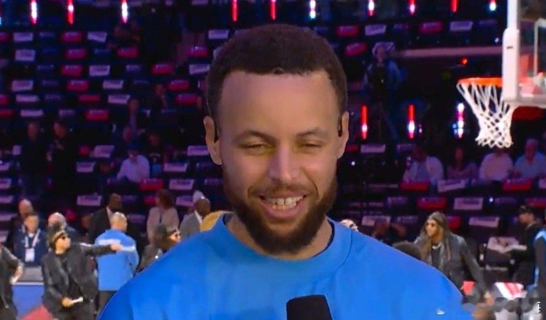 篮球 今日进行的NBA全明星赛，星条队球星斯蒂芬·库里赛前接受媒体记者的采访。主