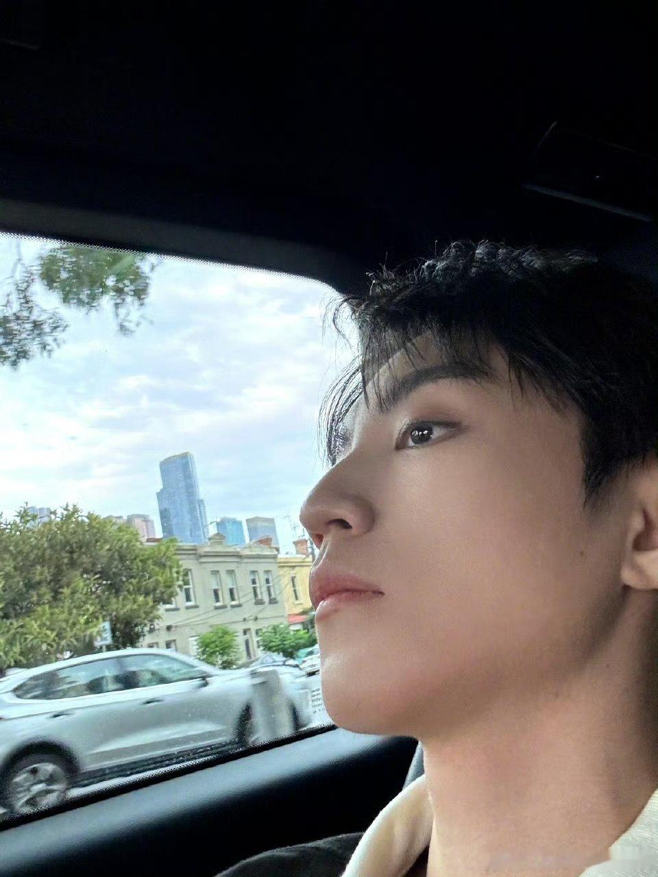 王俊凯说下班了ao王俊凯车内下班自拍王俊凯说下班了ao，每个角度的自拍都好帅啊！