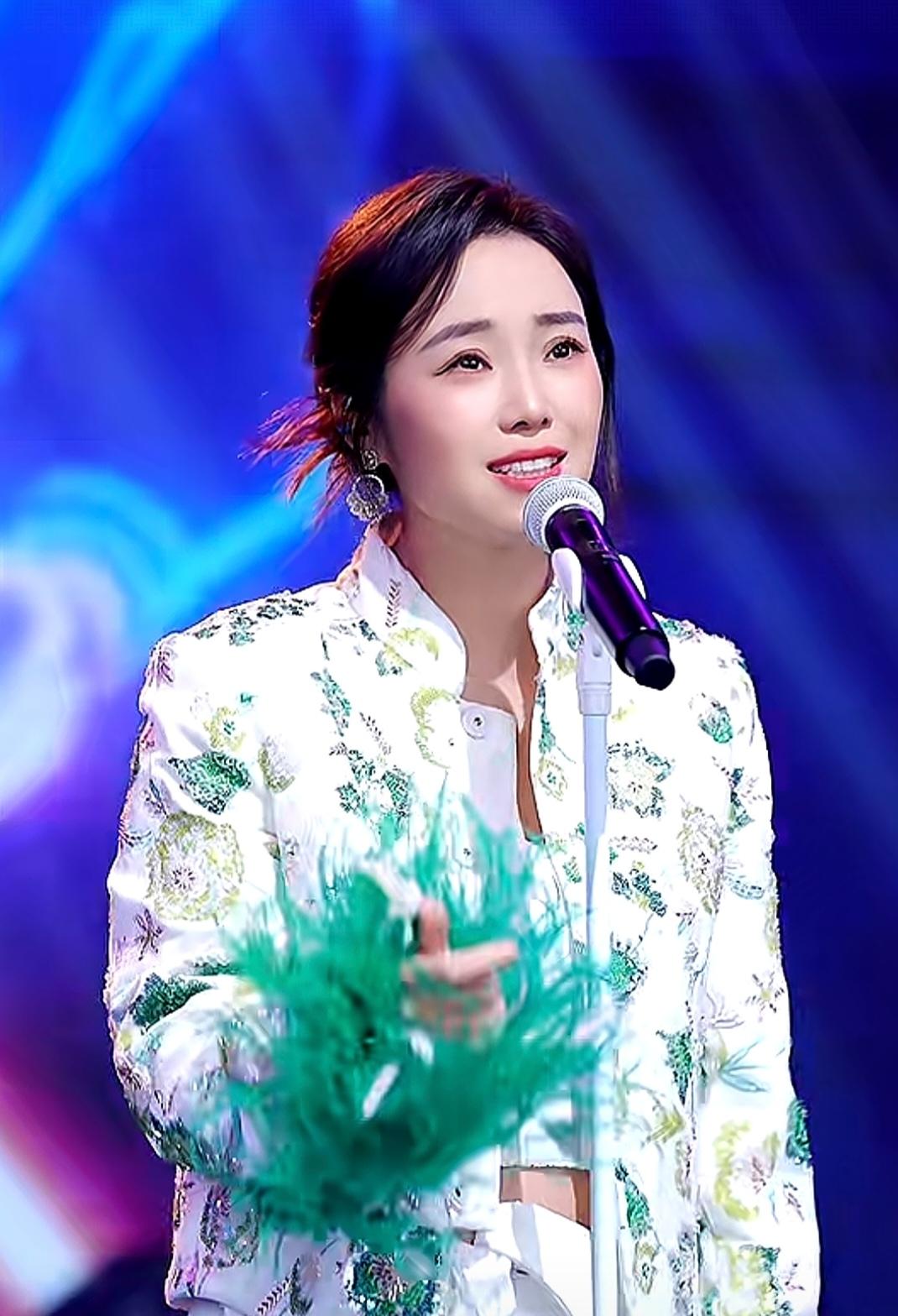 云朵一首《来跳舞》，真的刷新我对专业歌手的认知。跑调、上气不接下气、捏嗓子……这