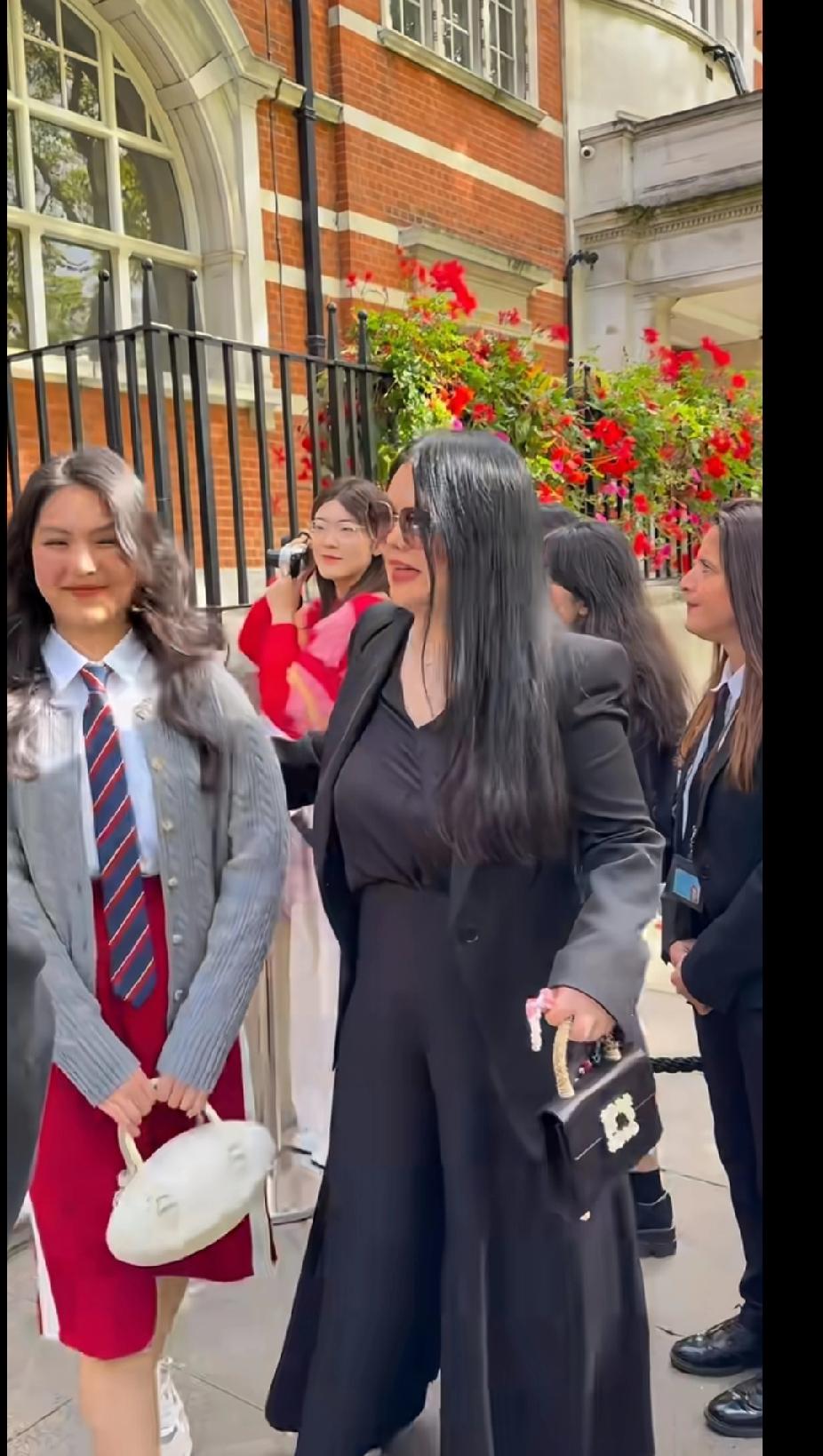 李湘现身英国接女儿王诗龄，富态优雅尽显母爱
 
李湘现身英国某名校门口接女儿王诗