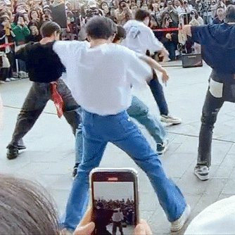 张泽禹露腹肌了张泽禹直播起身那一下，腹肌一闪而过，我直接反复拉进度条回放 