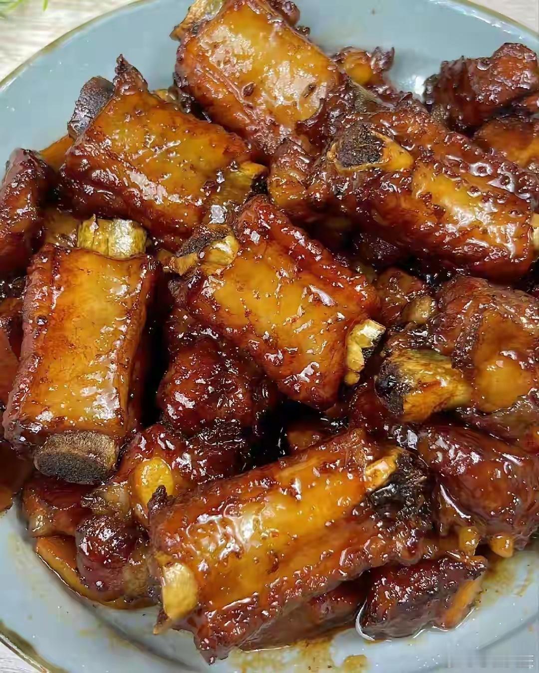 泸州味道 [蜜汁红烧排骨]食材准备:′猪肋排500g、生姜、葱段、冰糖、生抽2勺