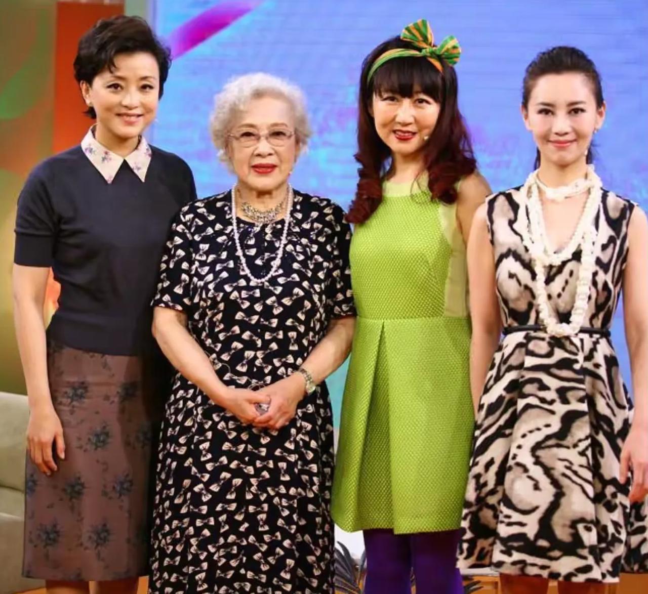 4姝同框：杨澜龙眉凤目，华姿婵媛；秦怡珠围翠绕，瑰姿艳逸；刘硕莹洁如玉，丰姿绰约