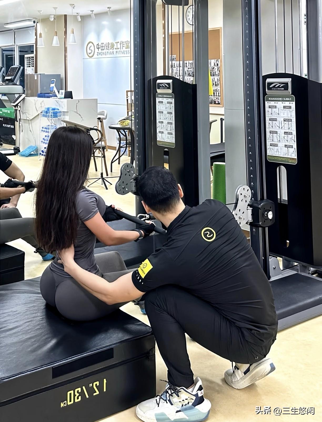 健身房内部员工爆料：“我们店的男教练，几乎都跟女会员有过关系！
 
那些肌肉发达