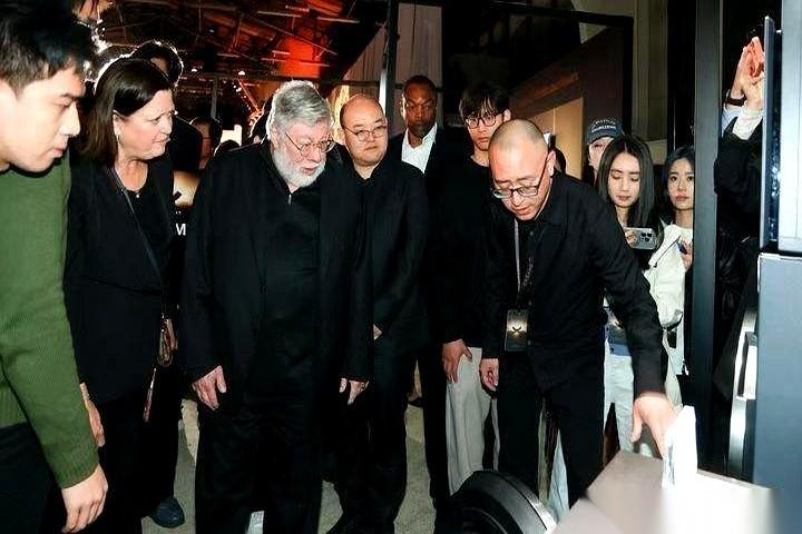 一边还在国内因为吐槽小红书上热搜，一边转身就在硅谷把“苹果祖师爷”给请上了台。
