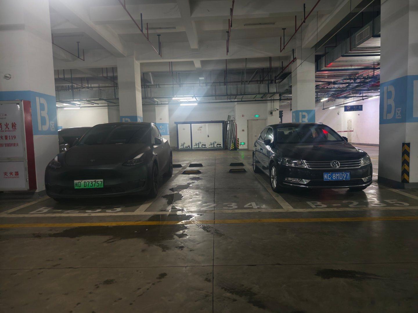 这两车……中间这个车位是不让别人停了 ​​​