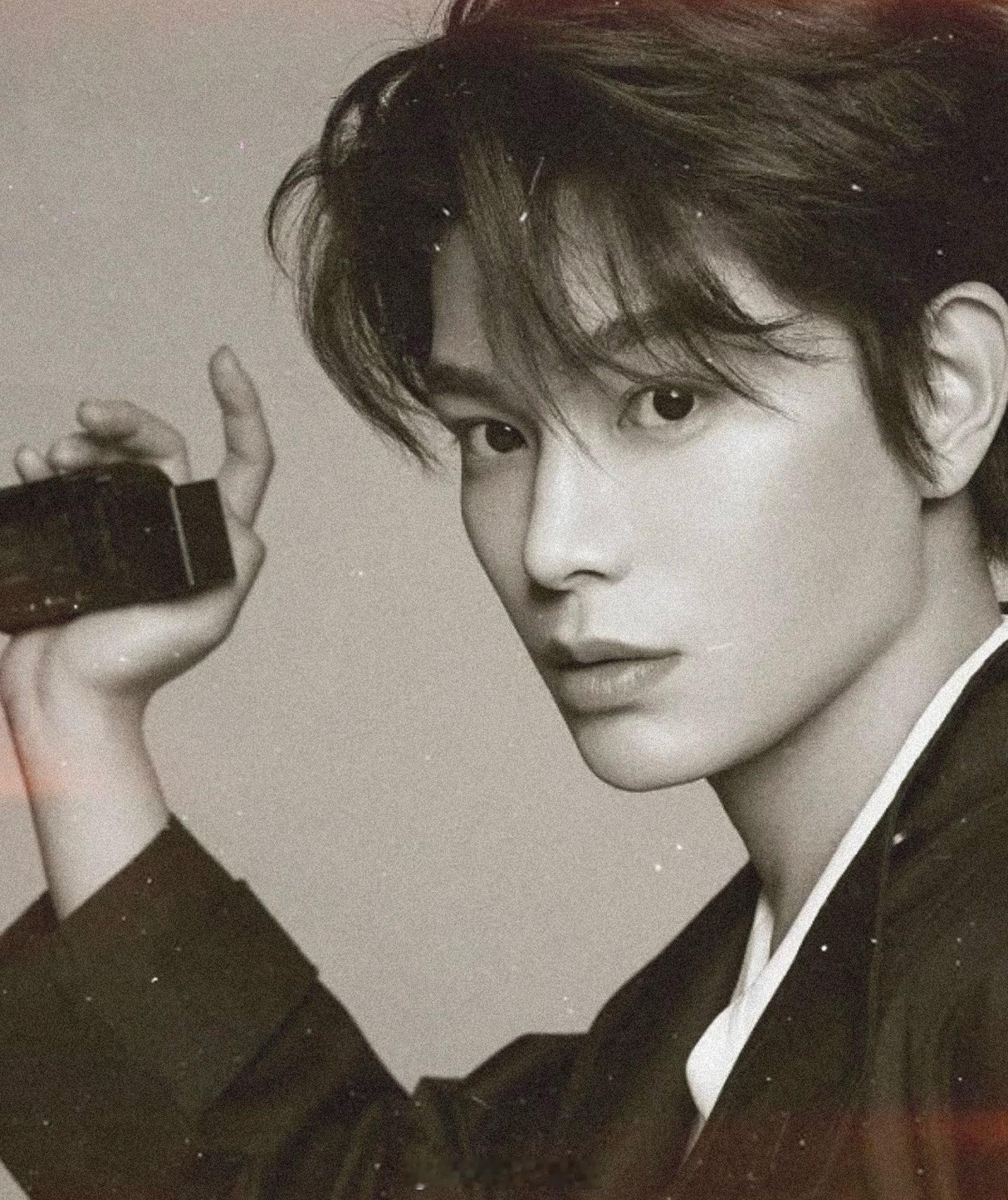 丁禹兮给刘宇宁鞋底摘纸片看了丁禹兮摘纸片的视频，第一反应不是“好贴心”，而是“他