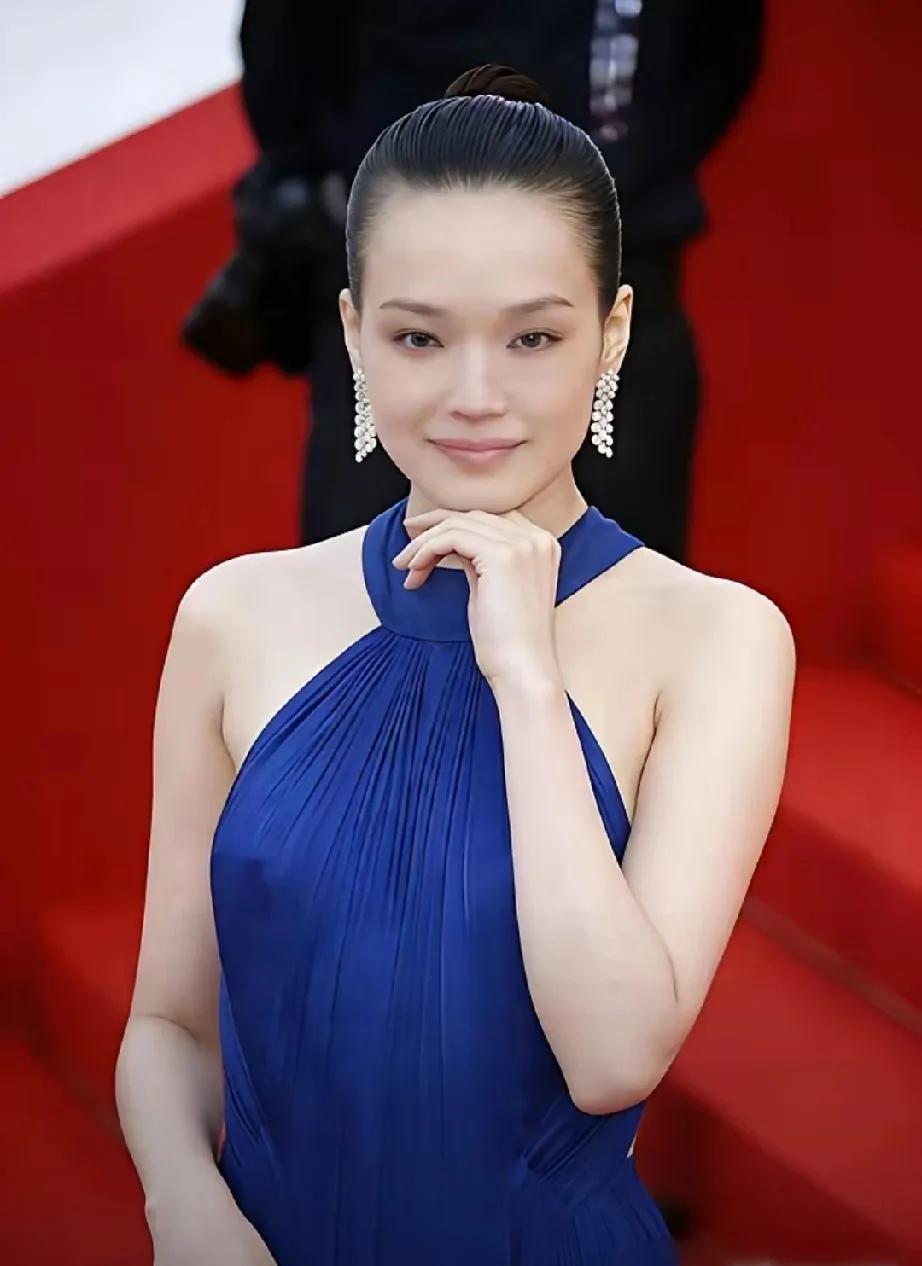 戛纳红毯夜，舒淇一袭“屠夫裙”惊艳全场！她脚踩恨天高霸气登场，硬挺面料似工装，锋