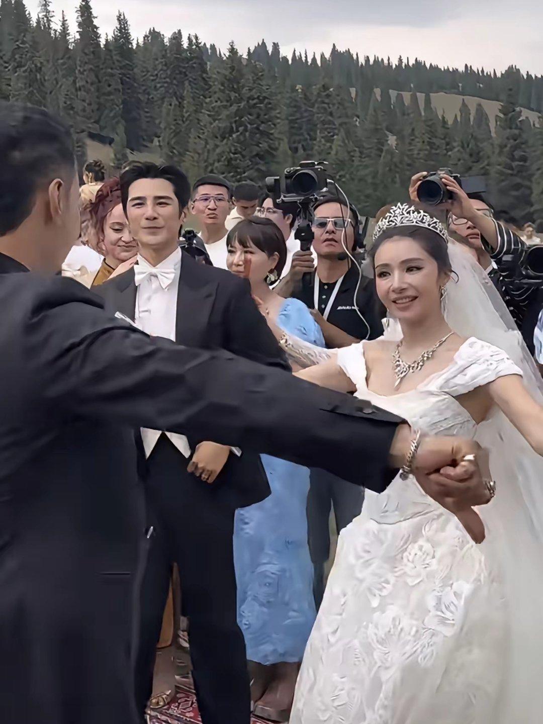 他们的感情真的非常好 姜潮是安徽人。竟然愿意婚礼在新疆举行 