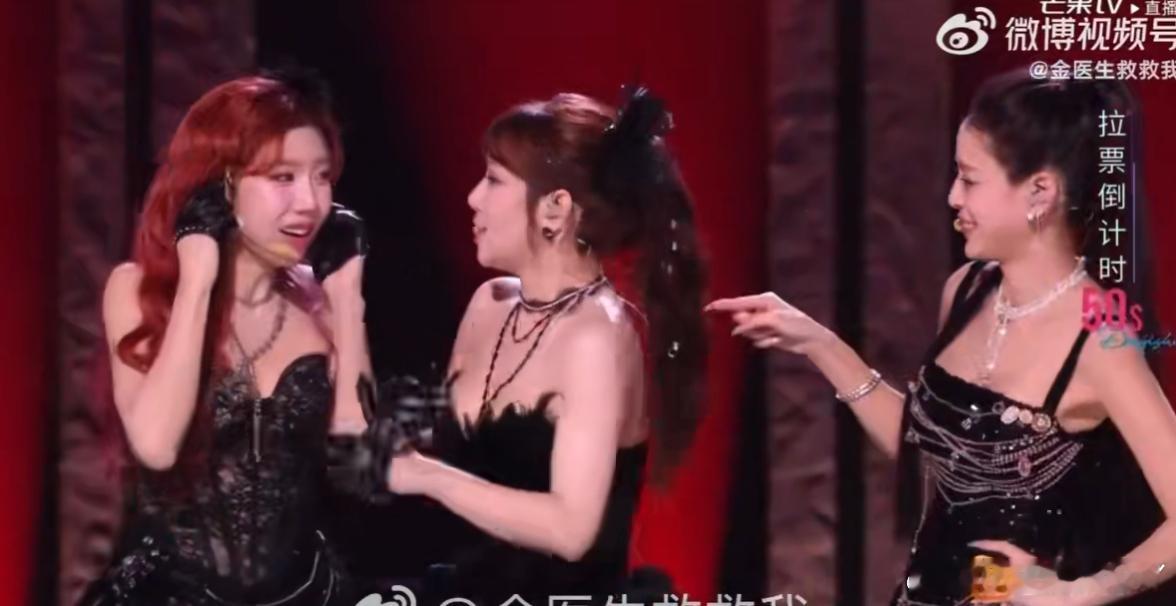 维妮娜显得谢娜好内向 谁还没被维妮娜在大艺术家拉票环节的表现圈粉！这姐刚唱跳完还