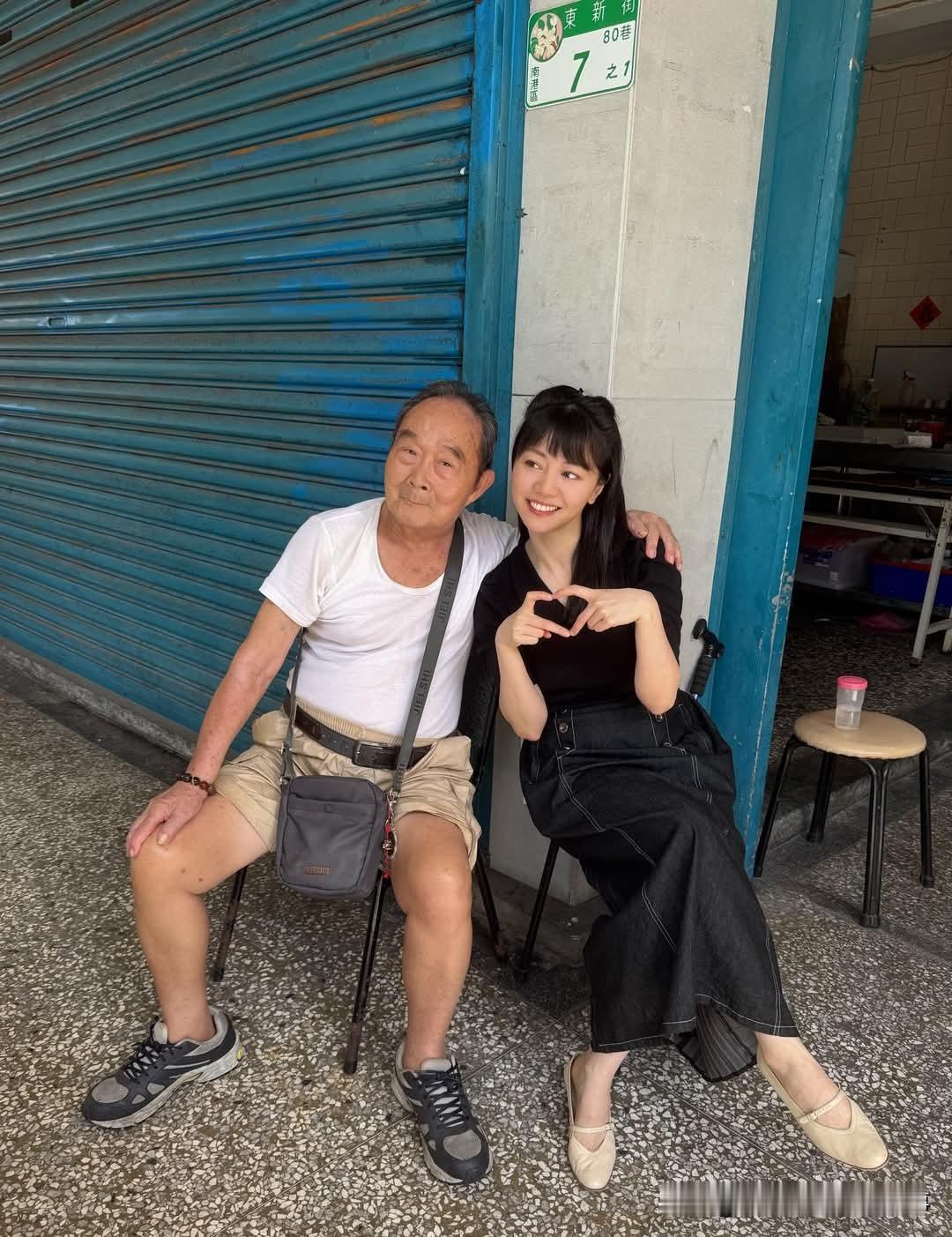高嘉瑜为讨好选民遭老头搂抱
在台湾省的政治活动中，女性政治人物在跑选民活动时，几