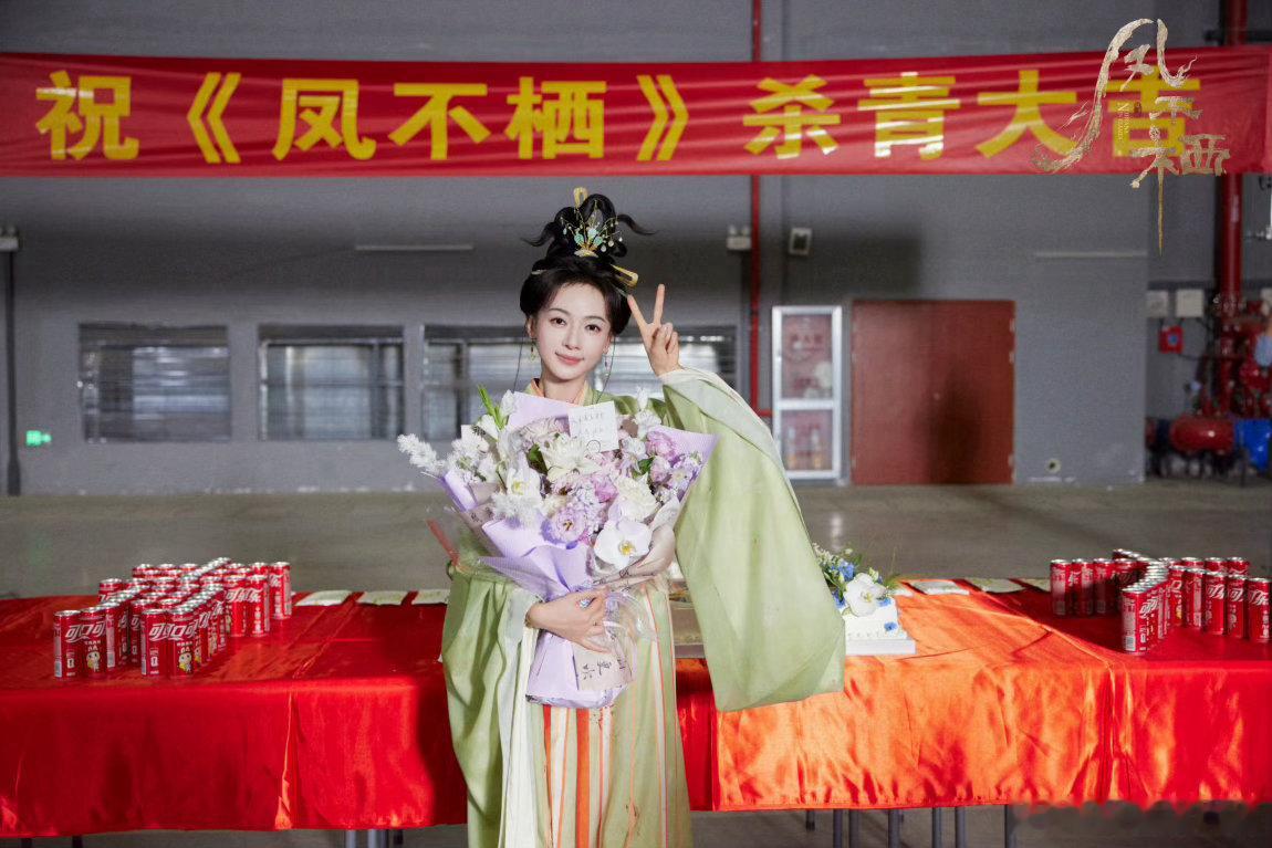 吴谨言凤不栖杀青发文粉丝纷纷送上祝福，吴谨言凤不栖杀青发文暂别秦长歌。烈火焚身之