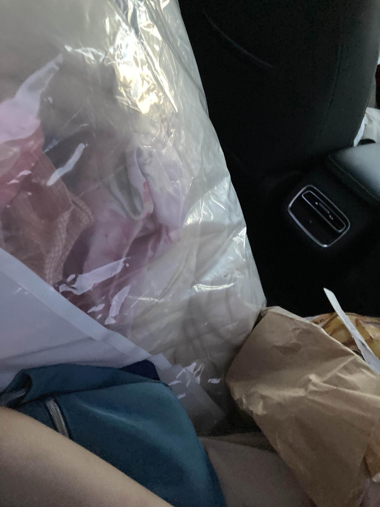 带一个大包裹，好不容易才坐上了车，没房子好痛苦。我一天只吃了一个类似蛋黄酥一样的
