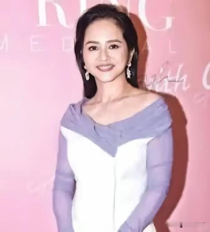 昔日玉女掌门人，被前夫当众骂“性欲太强”，一夜沦为全港笑柄。广告商跑了，生活费告