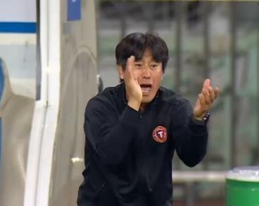 我觉得徐正源相比李金羽最大的优点是敢于使用年轻人，今晚与武汉三镇这场关键保级战，