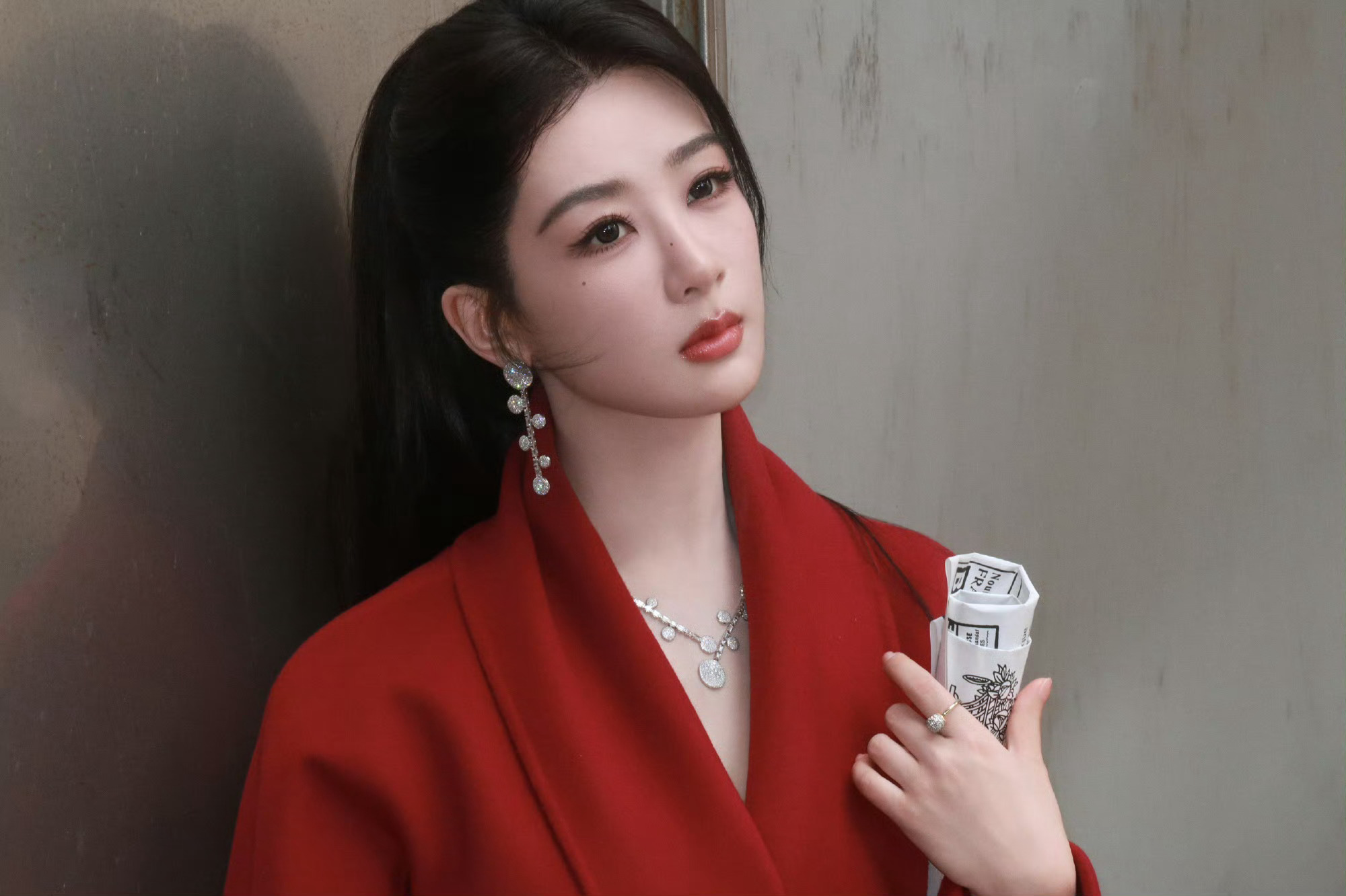 杨紫[超话] [送花花]杨紫董竹君 [送花花]杨紫玉兰花开君再来 杨总，需要拎包