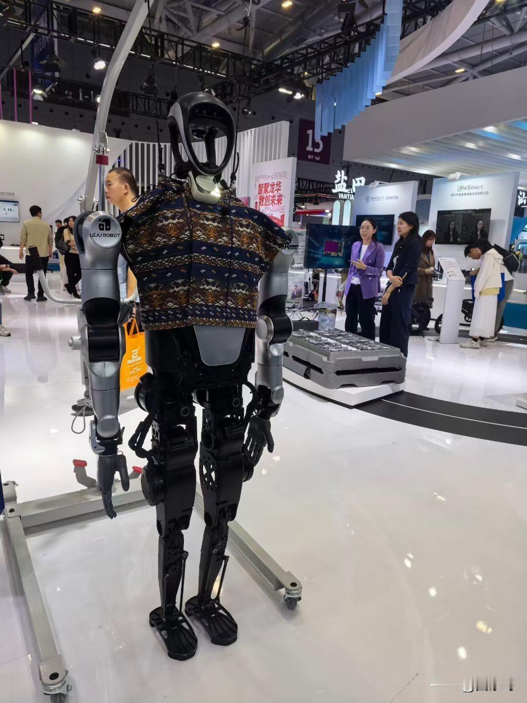 深圳高交会上的机器人，还有机器狗，让人仿佛来到了未来世界，特别是那一群正在演奏乐