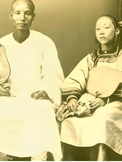 1798 年，一个老地主娶了个十来岁的姑娘，洞房夜姑娘看着比爷爷还老的地主，心里